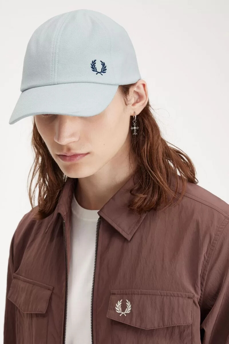 gorras clásicas de piqué fred perry para hombre color azul medianoche aguamarina claro