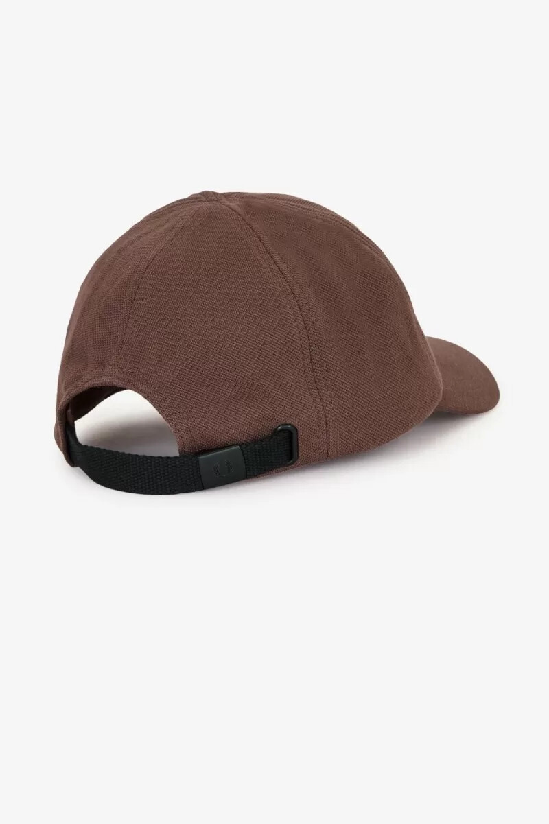 gorras clásicas de piqué fred perry para hombre color rojo oscuro y gris cálido