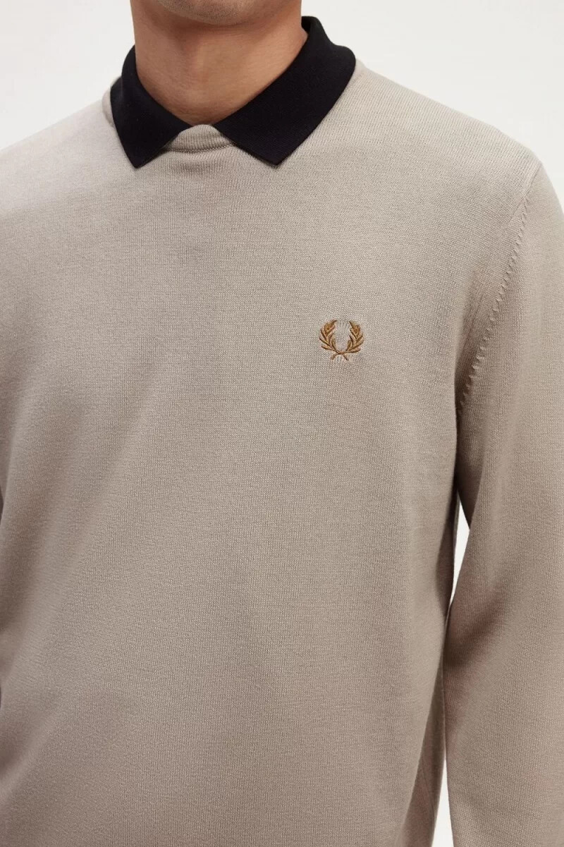 jersey clásico de cuello redondo fred perry para hombre en color avena oscuro