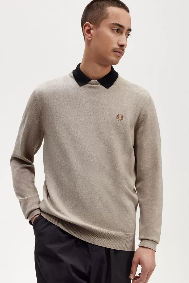 jersey clásico de cuello redondo fred perry para hombre en color avena oscuro