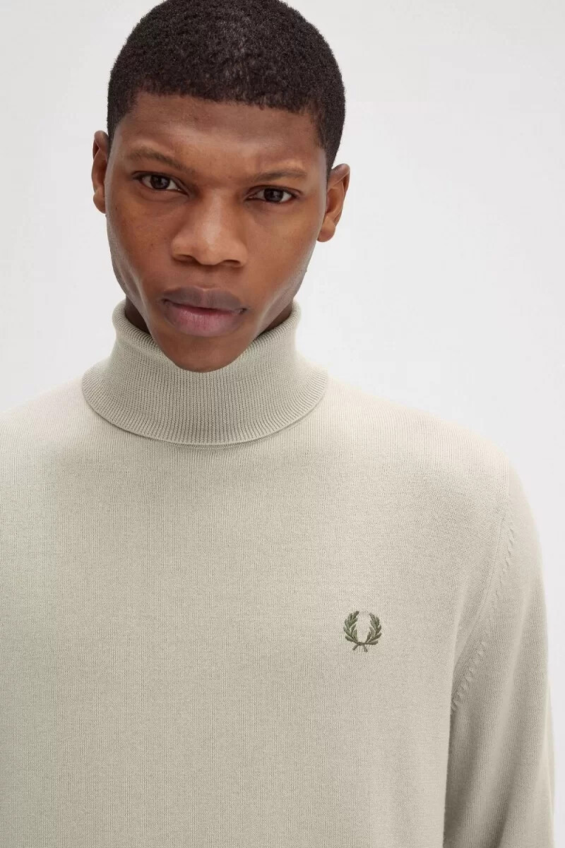 jersey fred perry de cuello alto para hombre en color avena oscuro