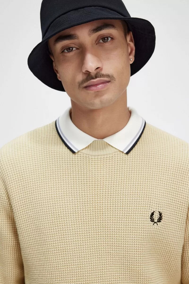 jersey fred perry con punto gofre para hombre en color avena