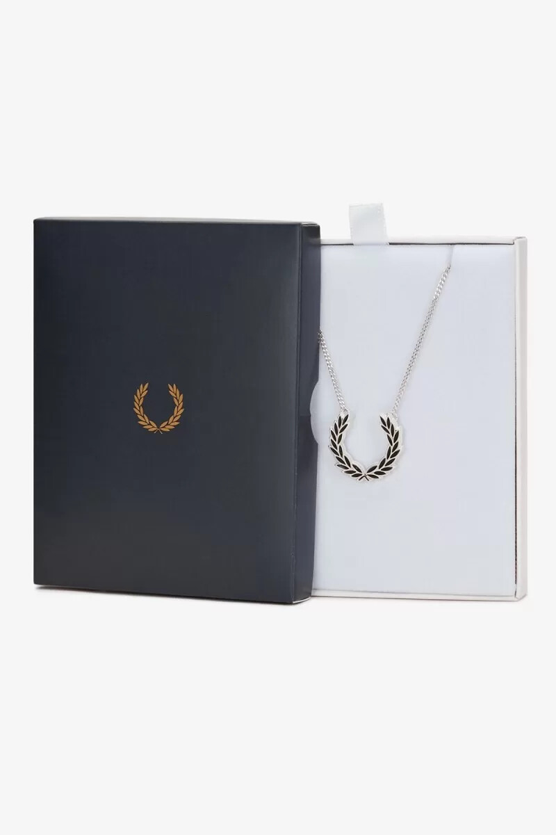 collar de corona de laurel fred perry joyería para hombre plata metalizada