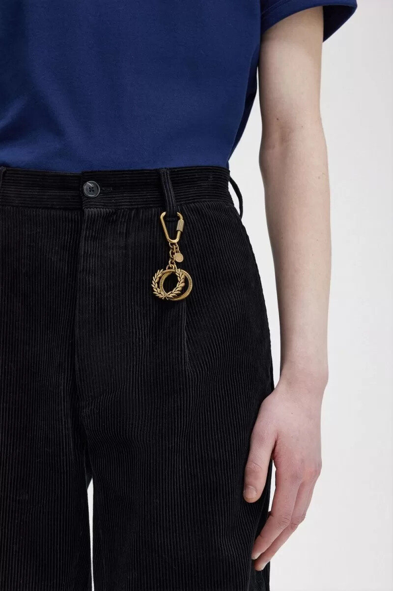 llavero fred perry con corona de laurel para mujer estilo de vida dorado
