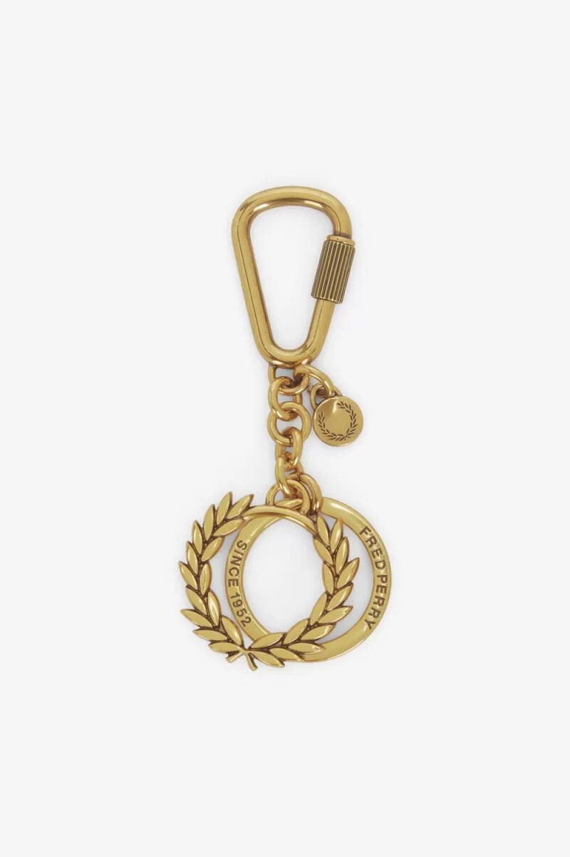 llavero fred perry con corona de laurel para mujer estilo de vida dorado