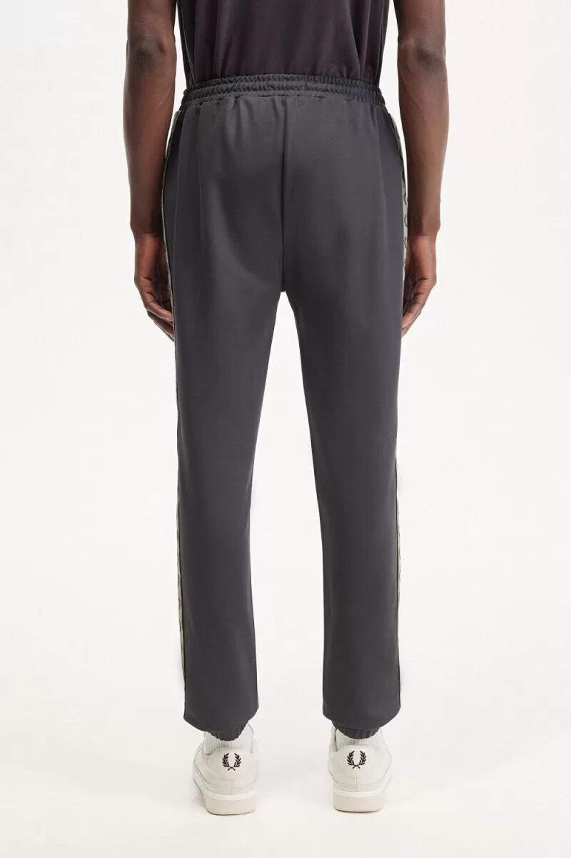 pantalones deportivos fred perry con cinta en contraste para hombre color gris ancla y negro
