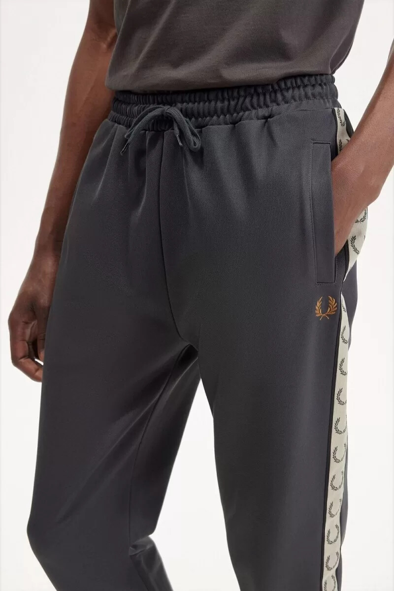 pantalones deportivos fred perry con cinta en contraste para hombre color gris ancla y negro