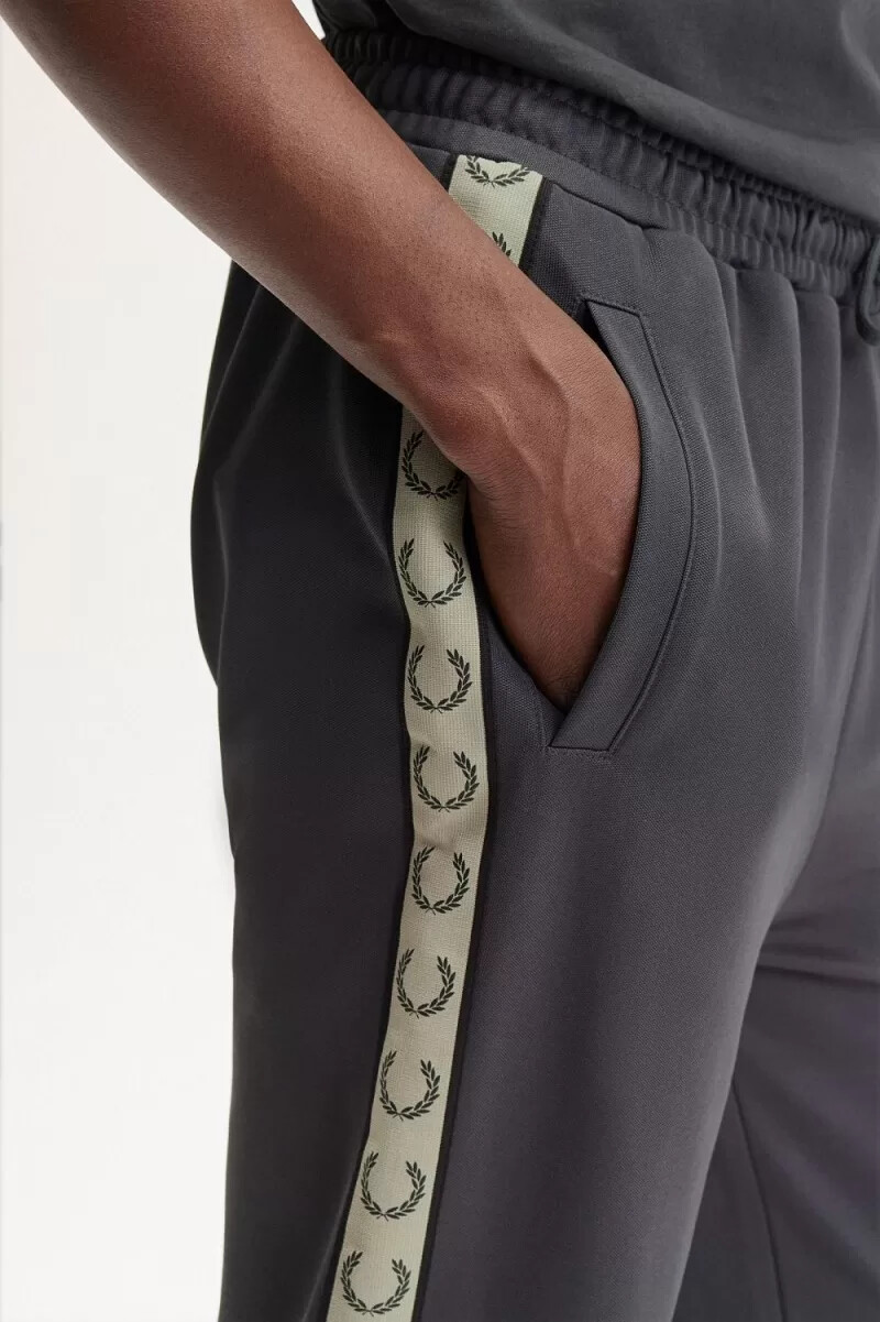pantalones deportivos fred perry con cinta en contraste para hombre color gris ancla y negro