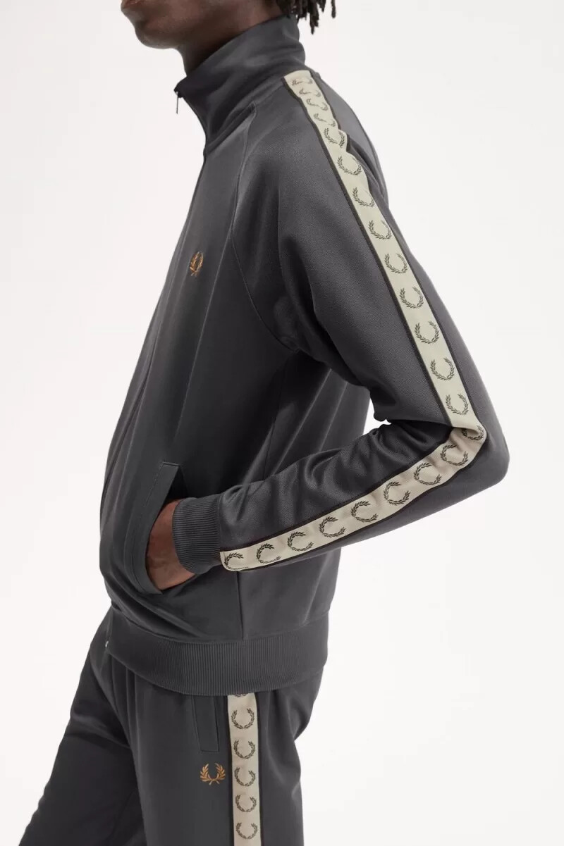 pantalones deportivos fred perry con cinta en contraste para hombre color gris ancla y negro