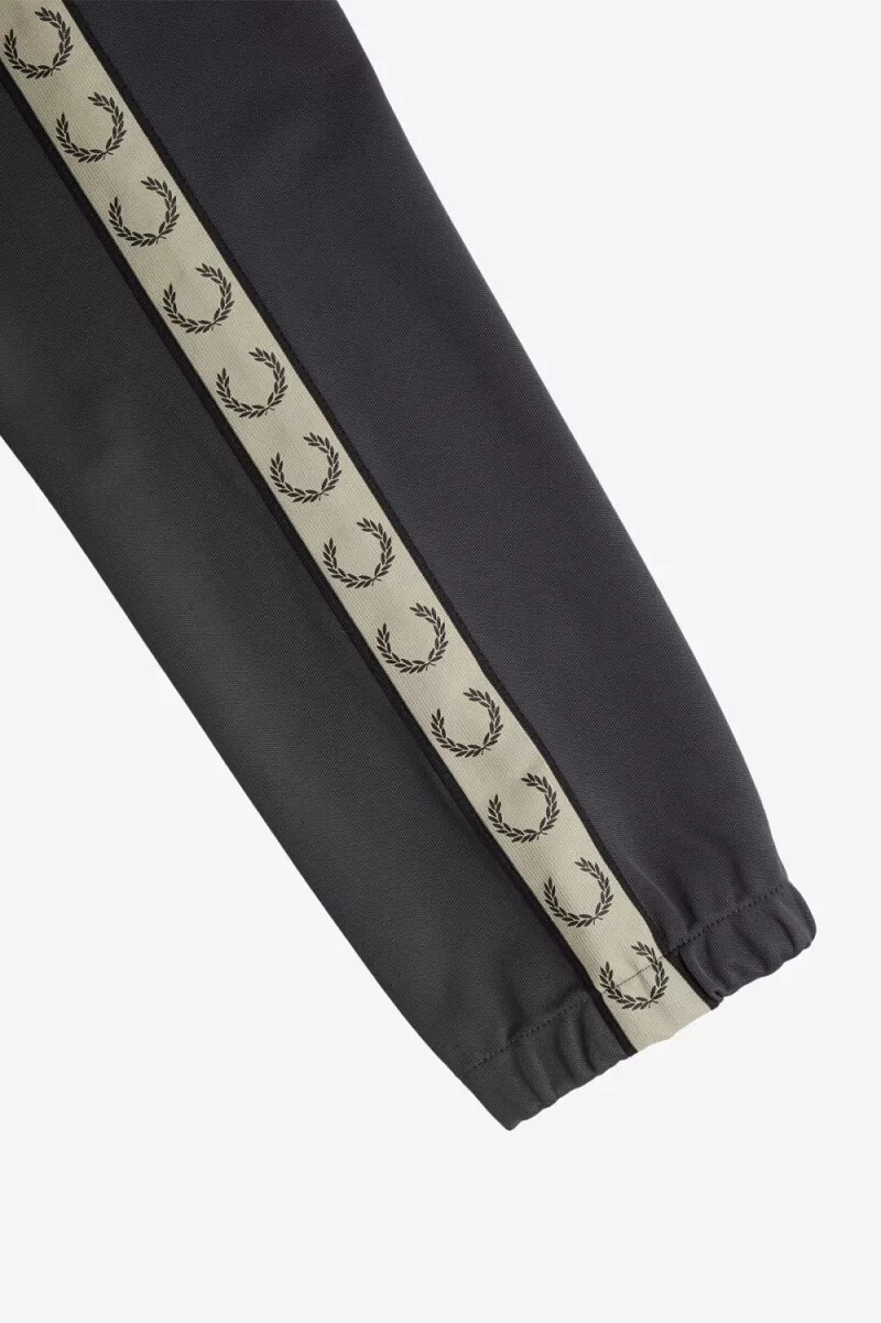 pantalones deportivos fred perry con cinta en contraste para hombre color gris ancla y negro