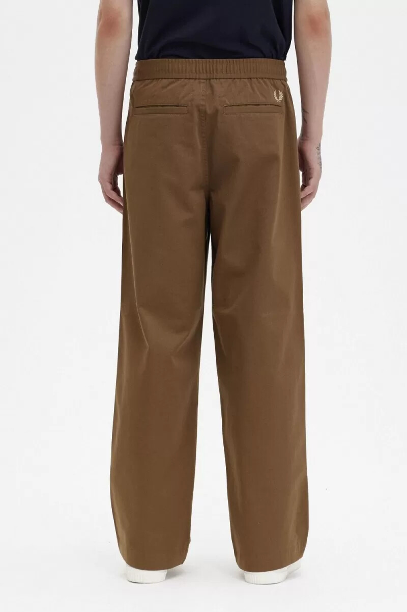 pantalones anchos con cordón ajustable fred perry para hombre color marrón