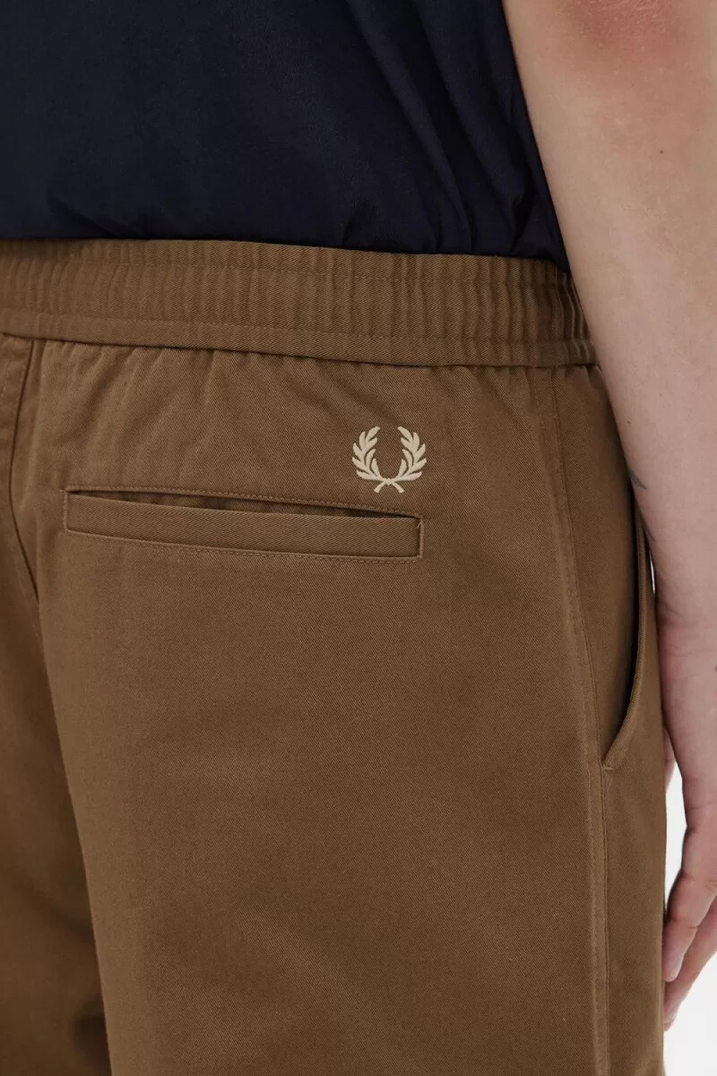pantalones anchos con cordón ajustable fred perry para hombre color marrón