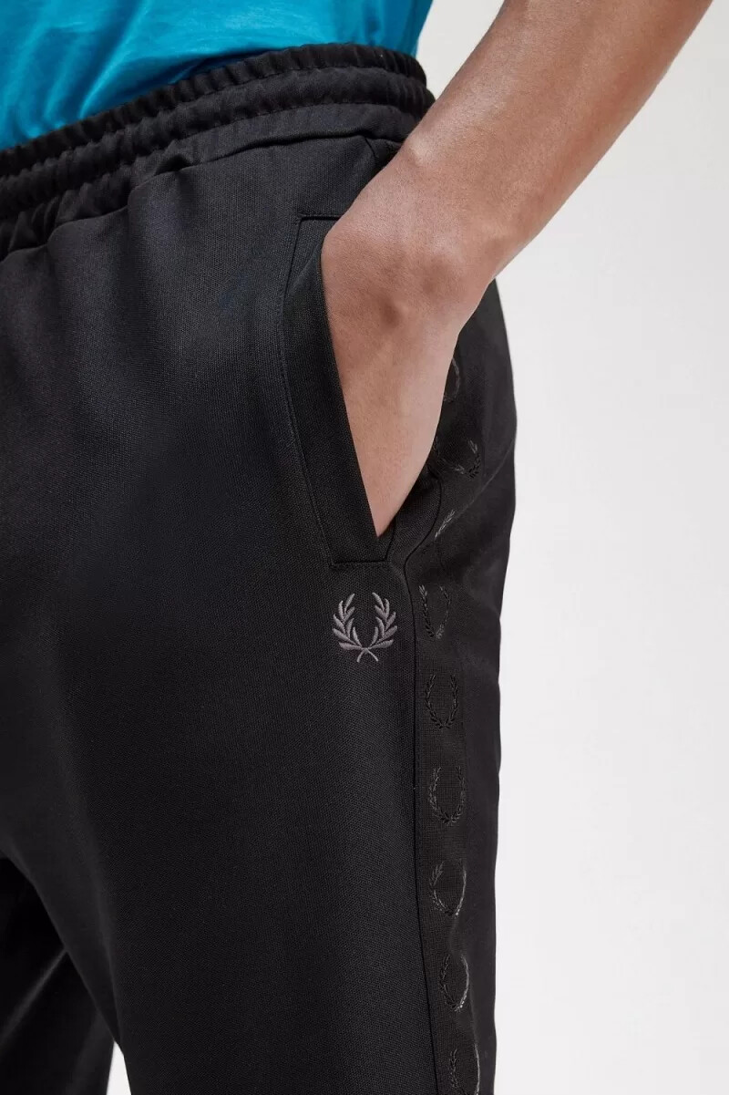 pantalones deportivos con cinta fred perry para hombre color negro
