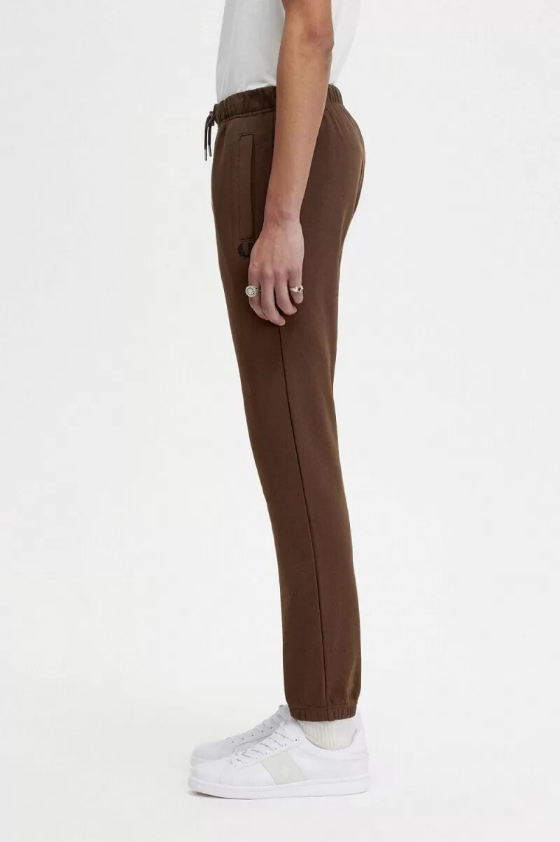 pantalones deportivos fred perry loopback para hombre en color tabaco quemado
