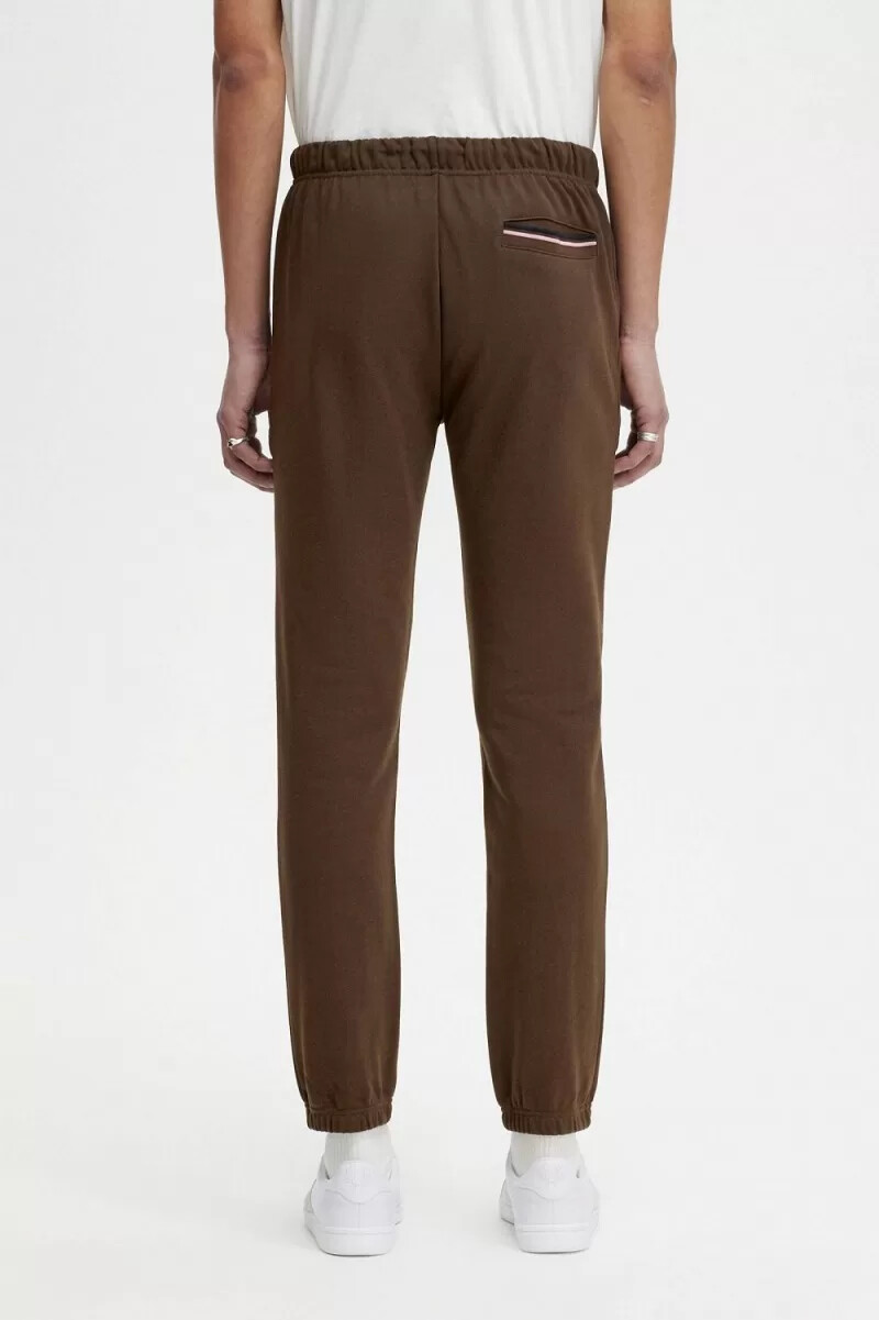 pantalones deportivos fred perry loopback para hombre en color tabaco quemado