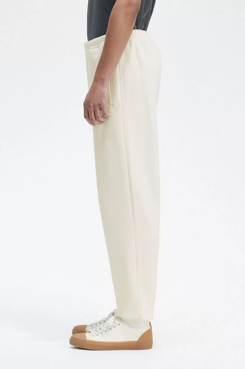 pantalones deportivos fred perry con detalle de insignia para hombre en beige