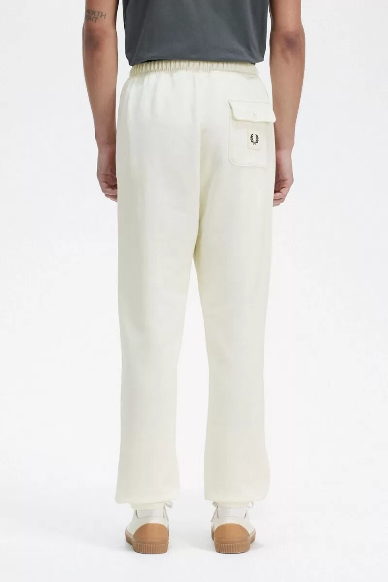 pantalones deportivos fred perry con detalle de insignia para hombre en beige