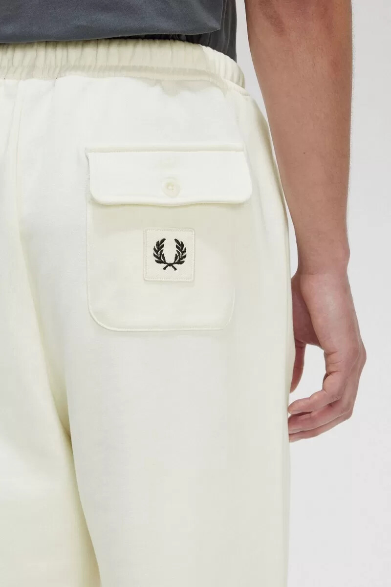 pantalones deportivos fred perry con detalle de insignia para hombre en beige