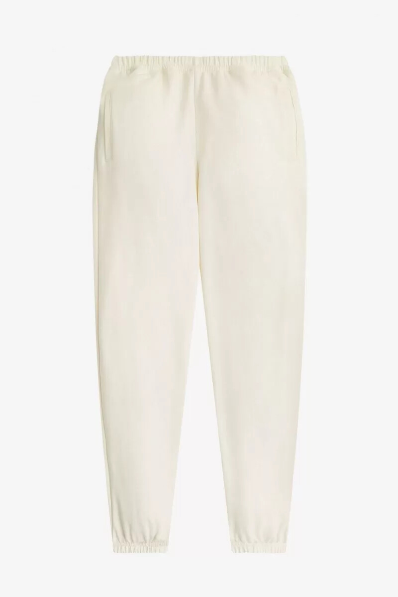 pantalones deportivos fred perry con detalle de insignia para hombre en beige