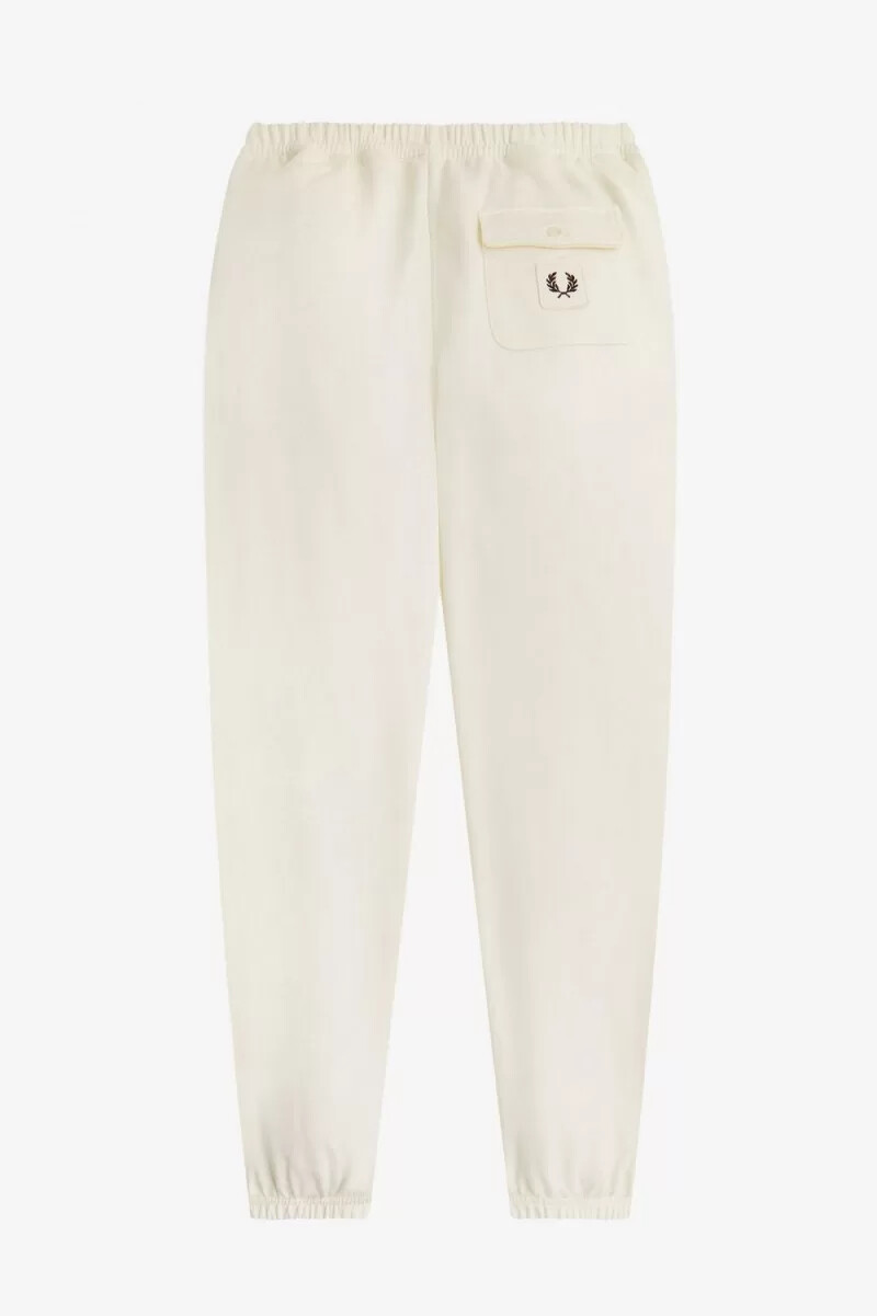 pantalones deportivos fred perry con detalle de insignia para hombre en beige