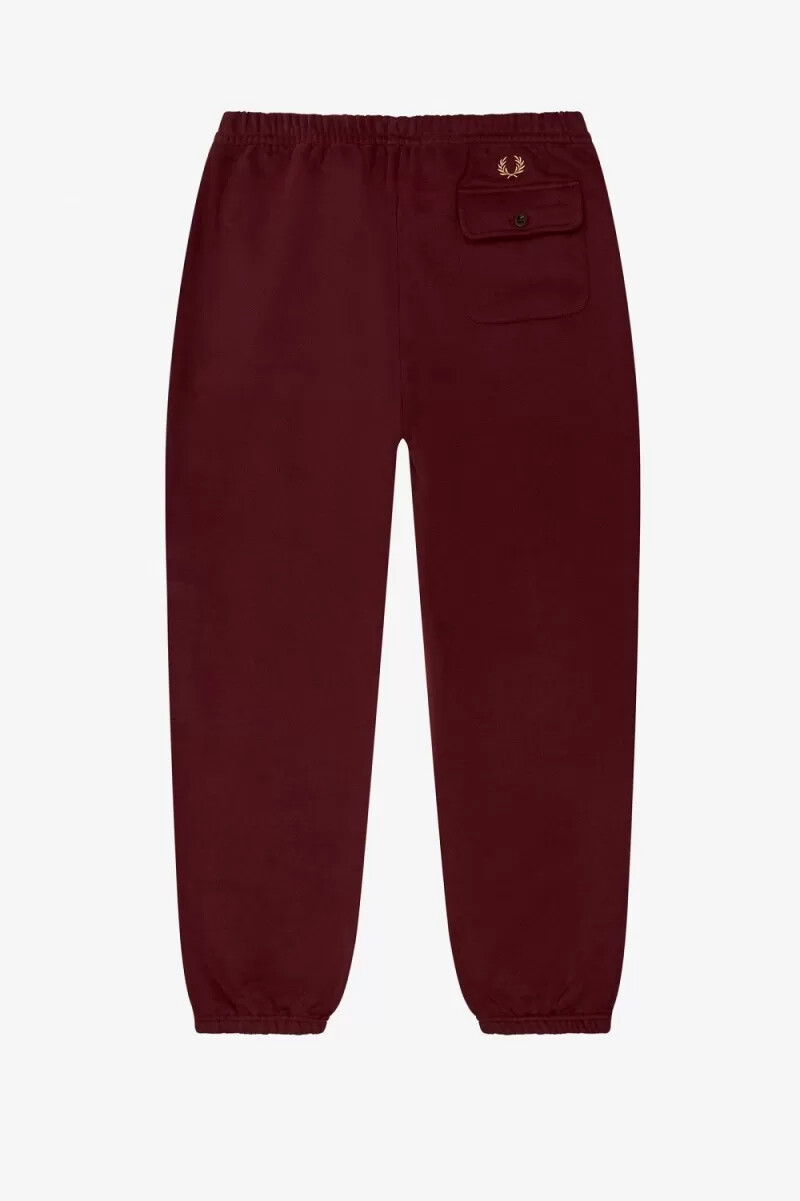 pantalones deportivos fred perry con detalle de bolsillo para hombre color sangre de buey