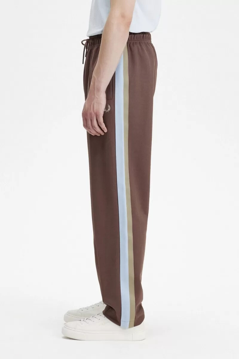 pantalones deportivos fred perry con detalle de cinta para hombre color rojo oscuro