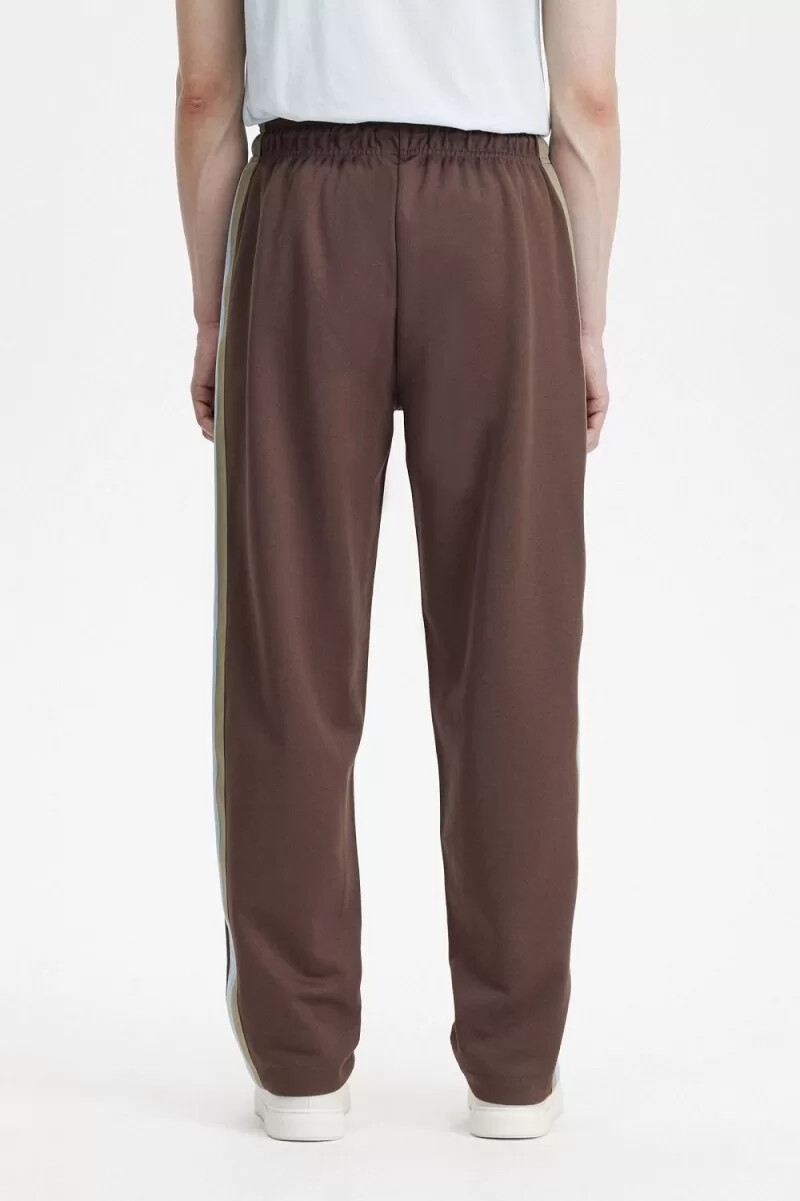 pantalones deportivos fred perry con detalle de cinta para hombre color rojo oscuro