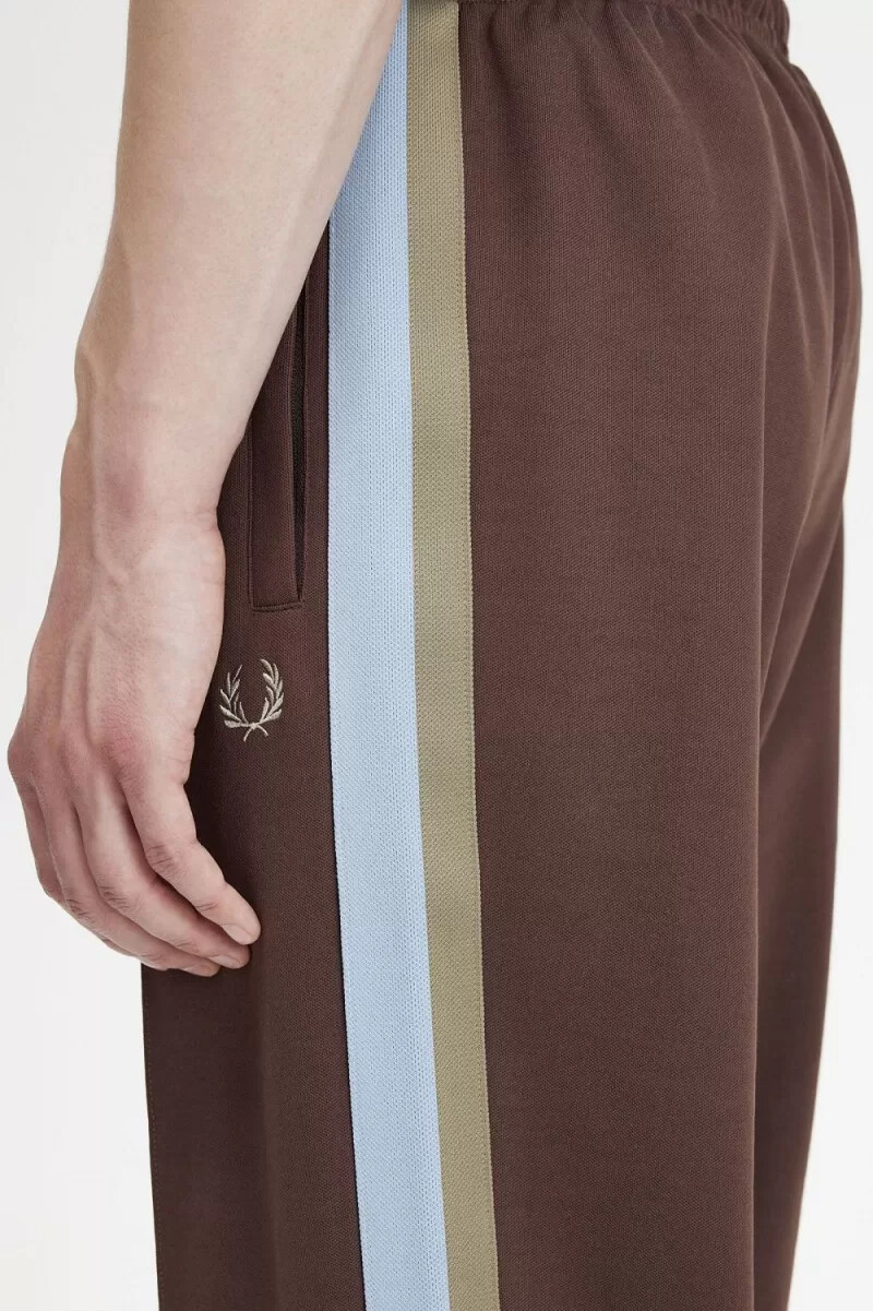pantalones deportivos fred perry con detalle de cinta para hombre color rojo oscuro