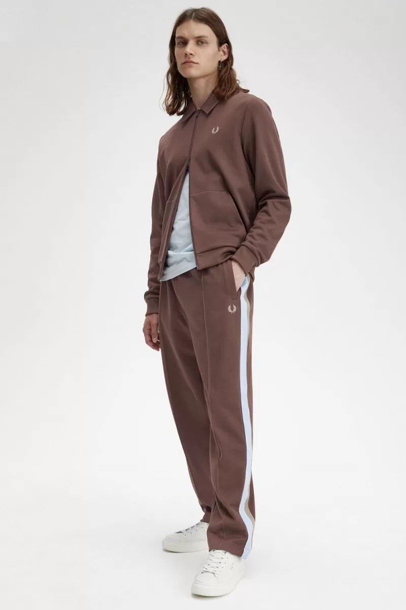 pantalones deportivos fred perry con detalle de cinta para hombre color rojo oscuro