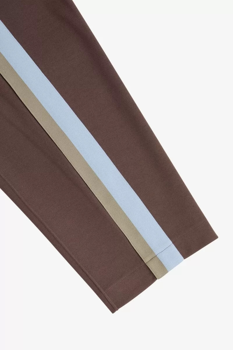 pantalones deportivos fred perry con detalle de cinta para hombre color rojo oscuro