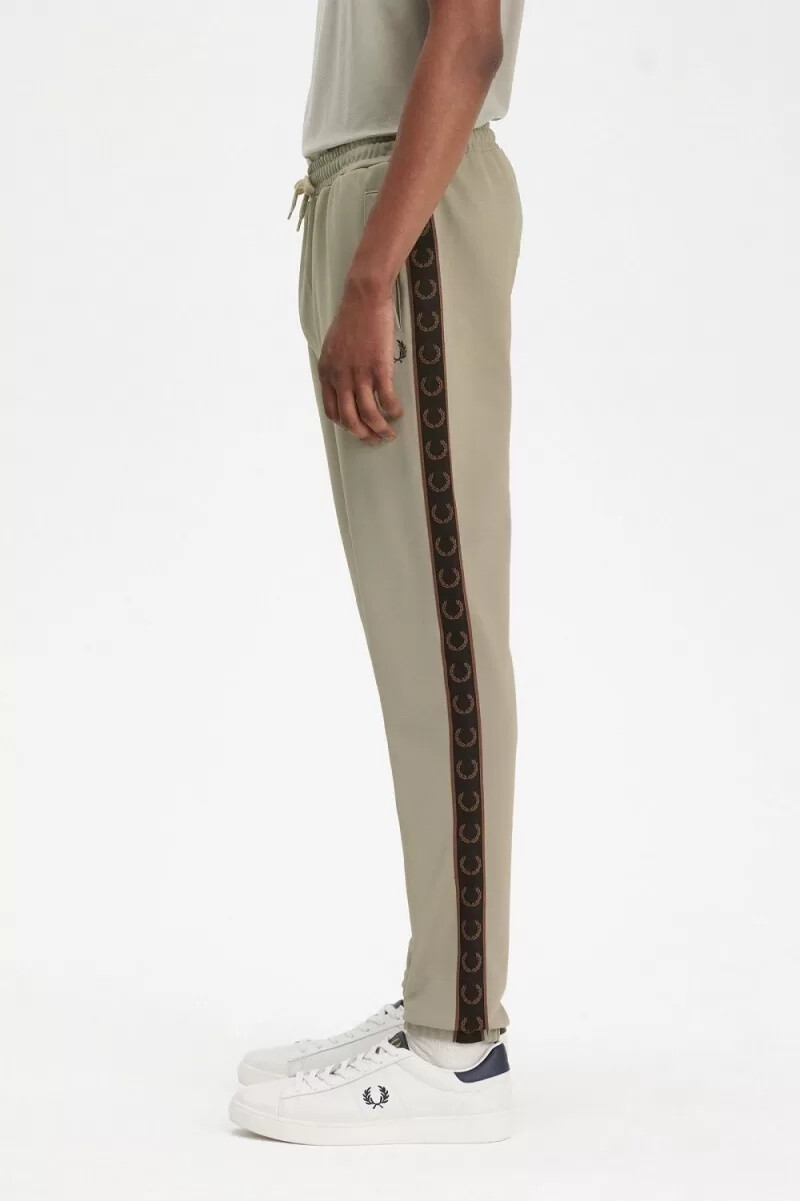 pantalones deportivos fred perry con cinta en contraste para hombre gris cálido y rojo oscuro
