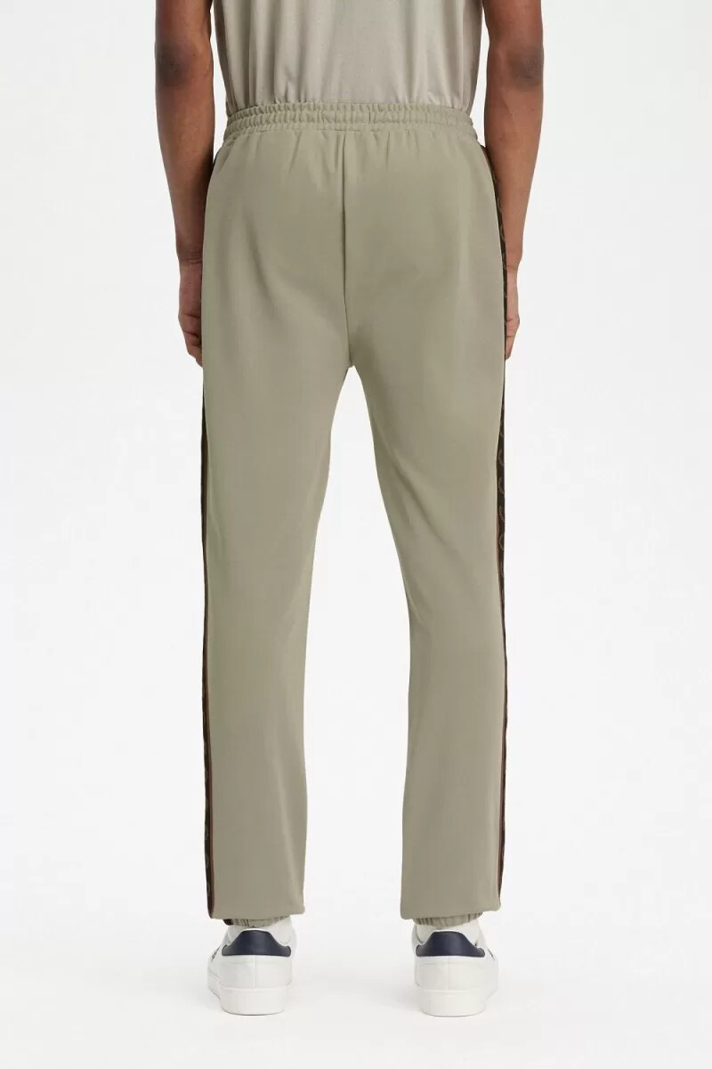 pantalones deportivos fred perry con cinta en contraste para hombre gris cálido y rojo oscuro