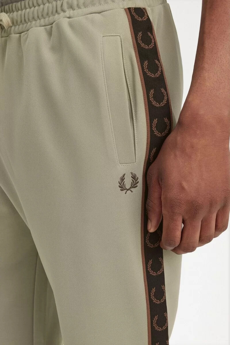 pantalones deportivos fred perry con cinta en contraste para hombre gris cálido y rojo oscuro