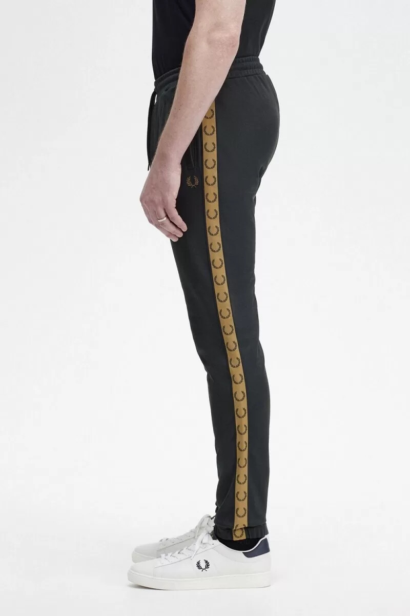 pantalones deportivos fred perry con cinta para hombre color negro y marrón