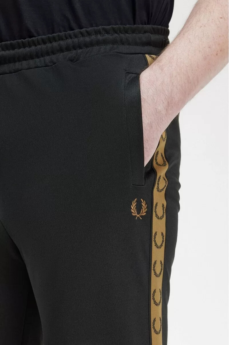 pantalones deportivos fred perry con cinta para hombre color negro y marrón