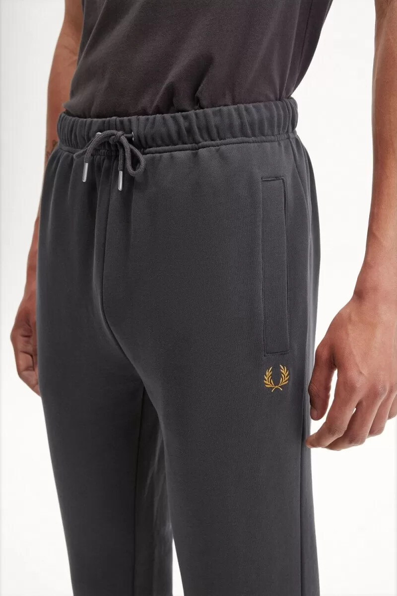 pantalones deportivos fred perry loopback para hombre color gris ancla y café oscuro
