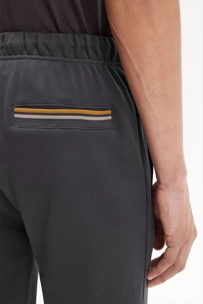 pantalones deportivos fred perry loopback para hombre color gris ancla y café oscuro
