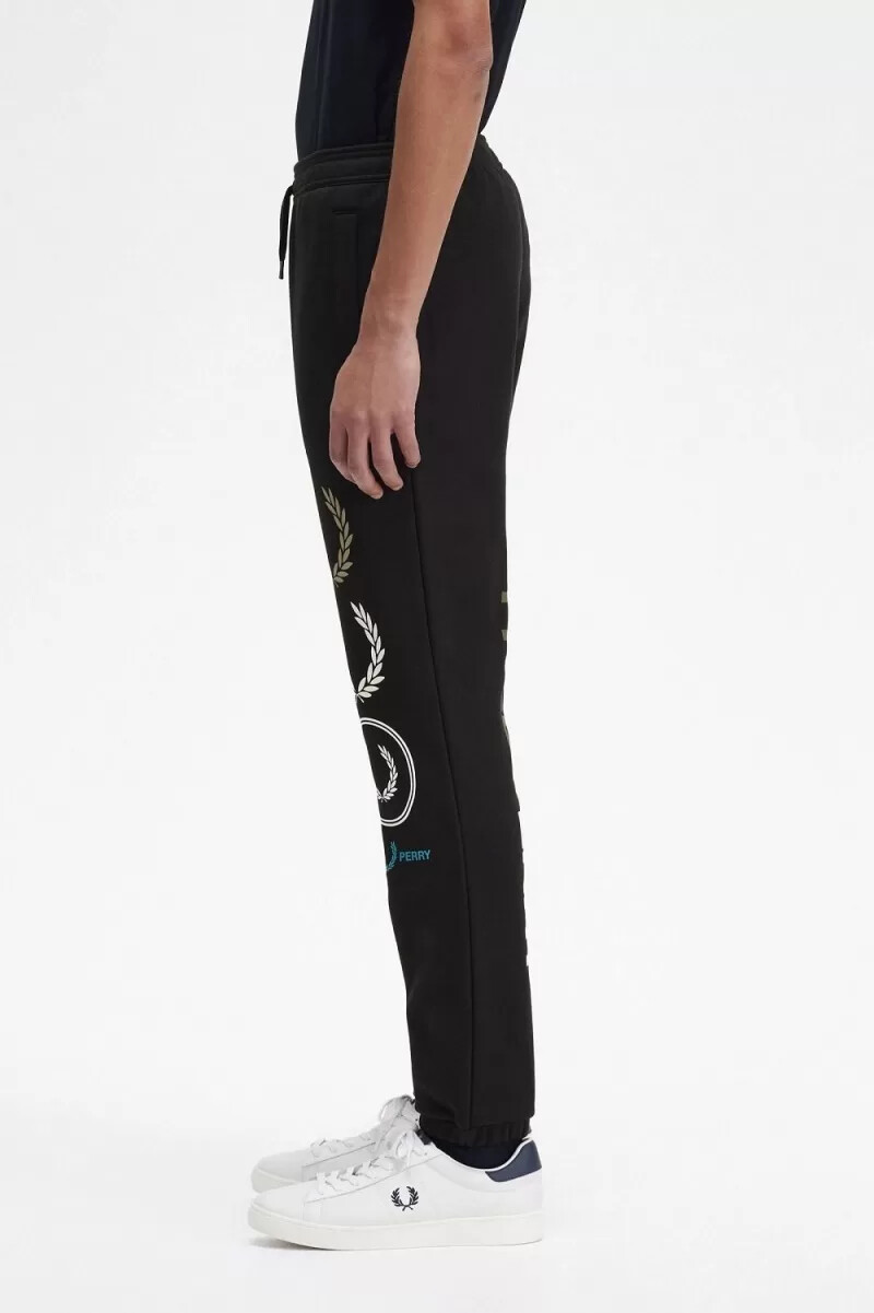 pantalones deportivos negros con la marca gráfica de fred perry para hombre