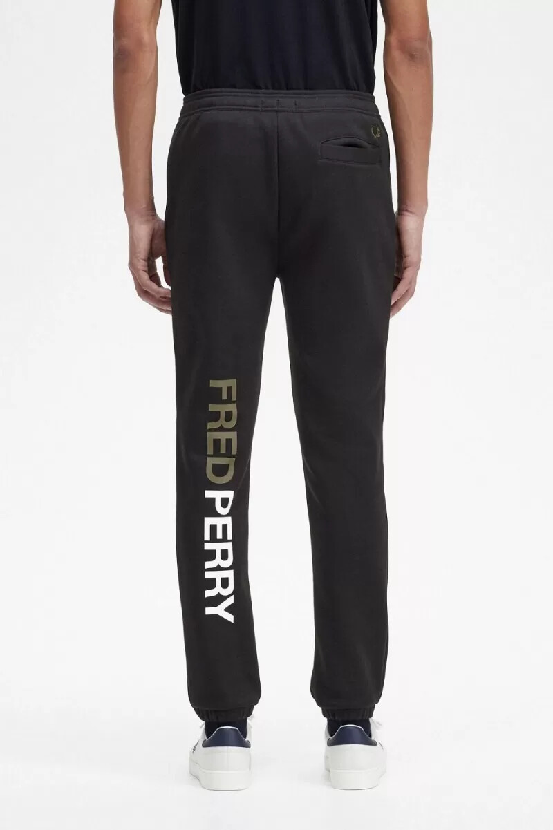 pantalones deportivos negros con la marca gráfica de fred perry para hombre