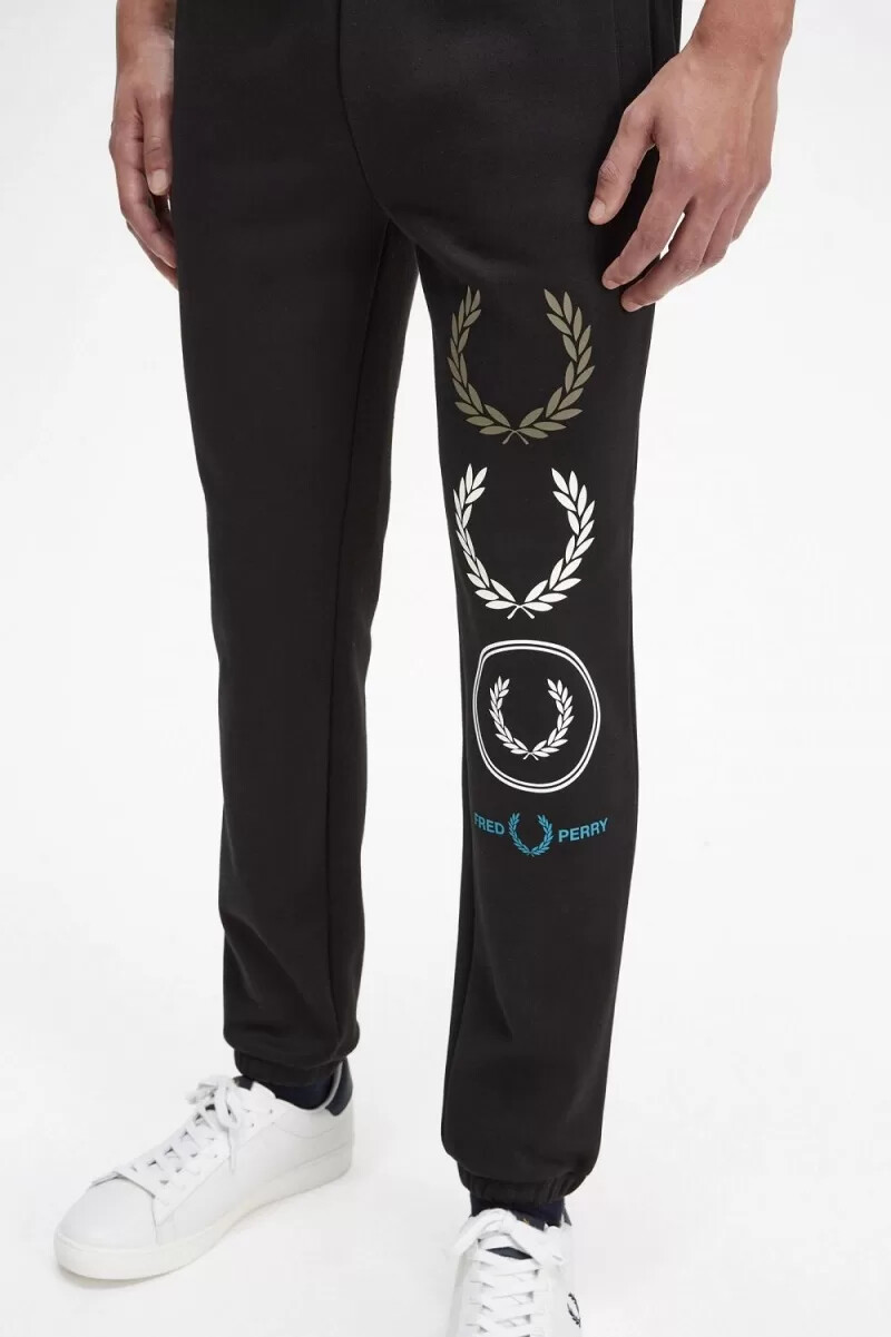 pantalones deportivos negros con la marca gráfica de fred perry para hombre