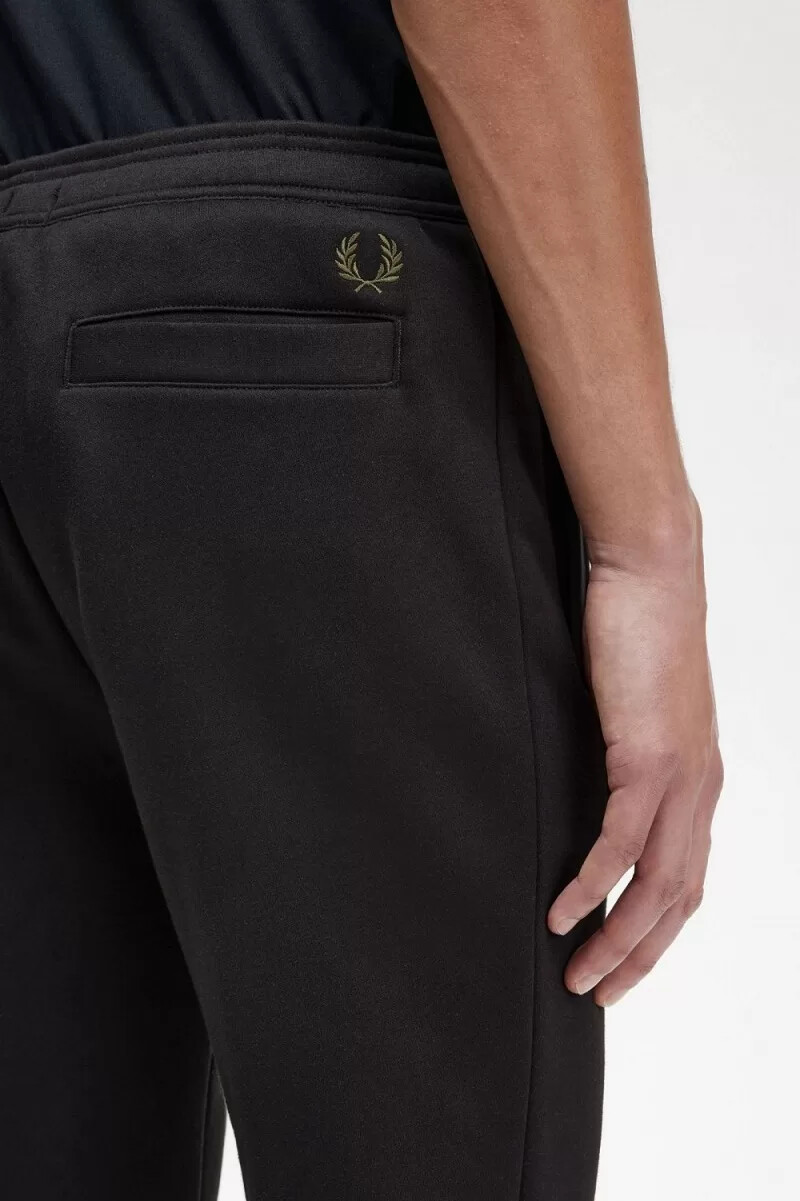 pantalones deportivos negros con la marca gráfica de fred perry para hombre