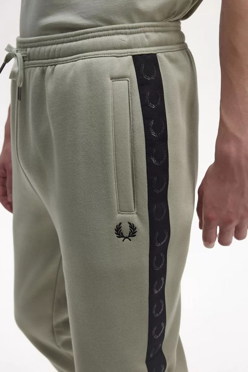 pantalones deportivos fred perry con cinta en relieve para hombre color menta