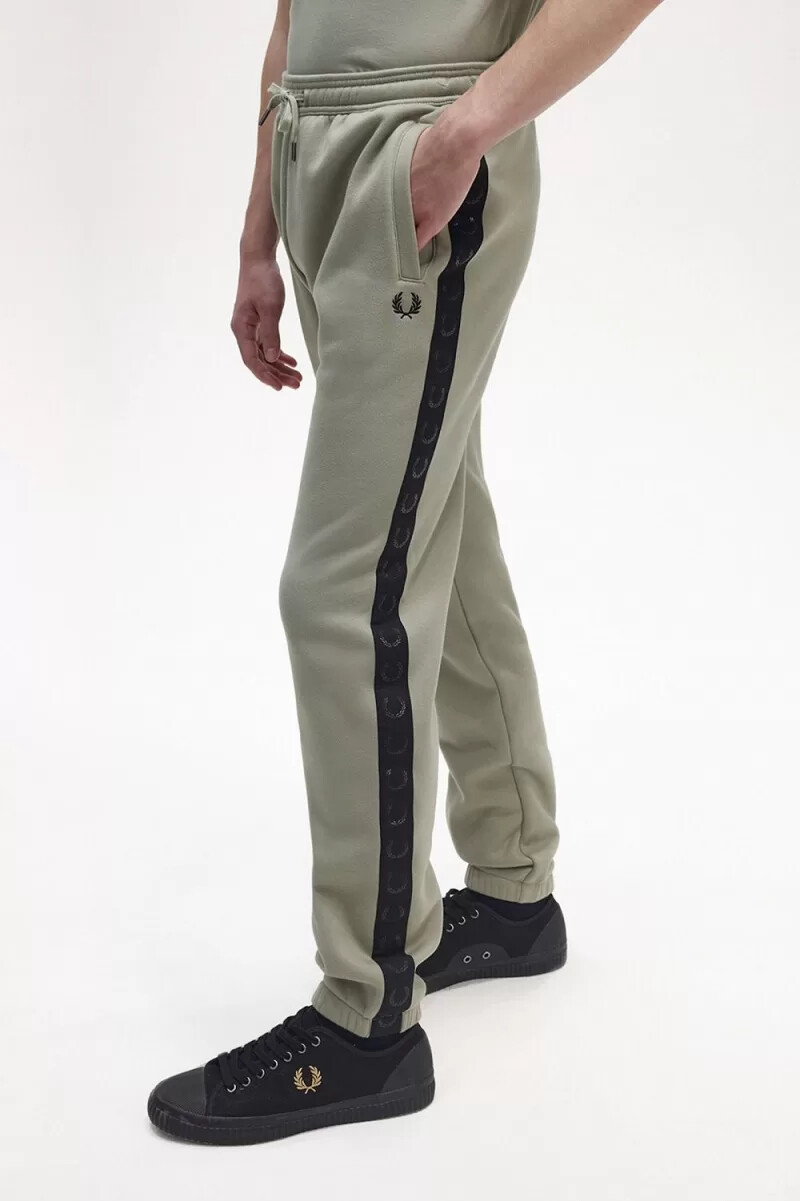 pantalones deportivos fred perry con cinta en relieve para hombre color menta