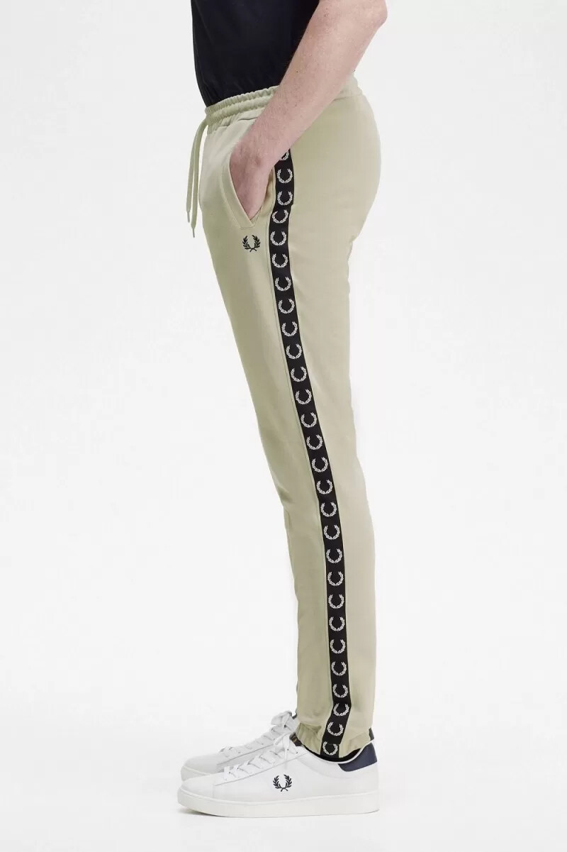 pantalones deportivos fred perry taped track para hombre color negro menta claro