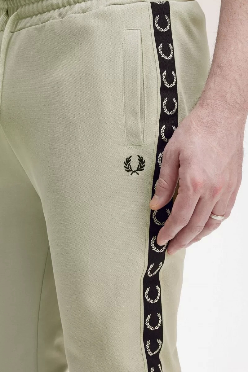 pantalones deportivos fred perry taped track para hombre color negro menta claro