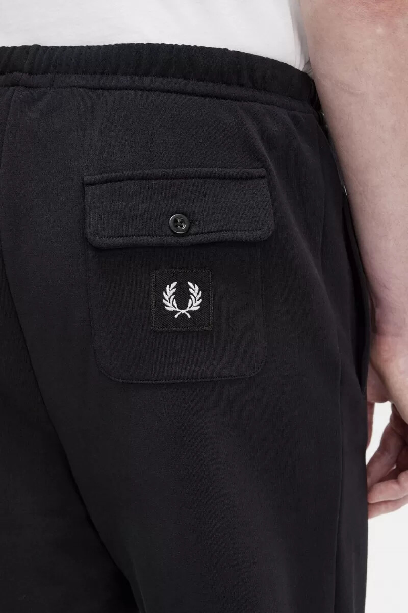 pantalones deportivos negros con detalle de insignia de fred perry para hombre