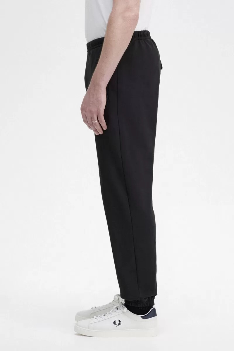 pantalones deportivos negros con detalle de insignia de fred perry para hombre