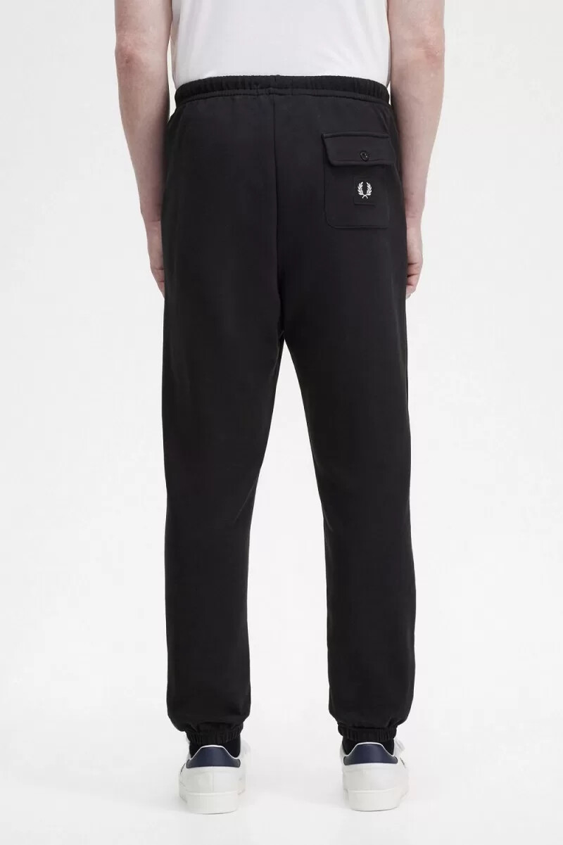 pantalones deportivos negros con detalle de insignia de fred perry para hombre