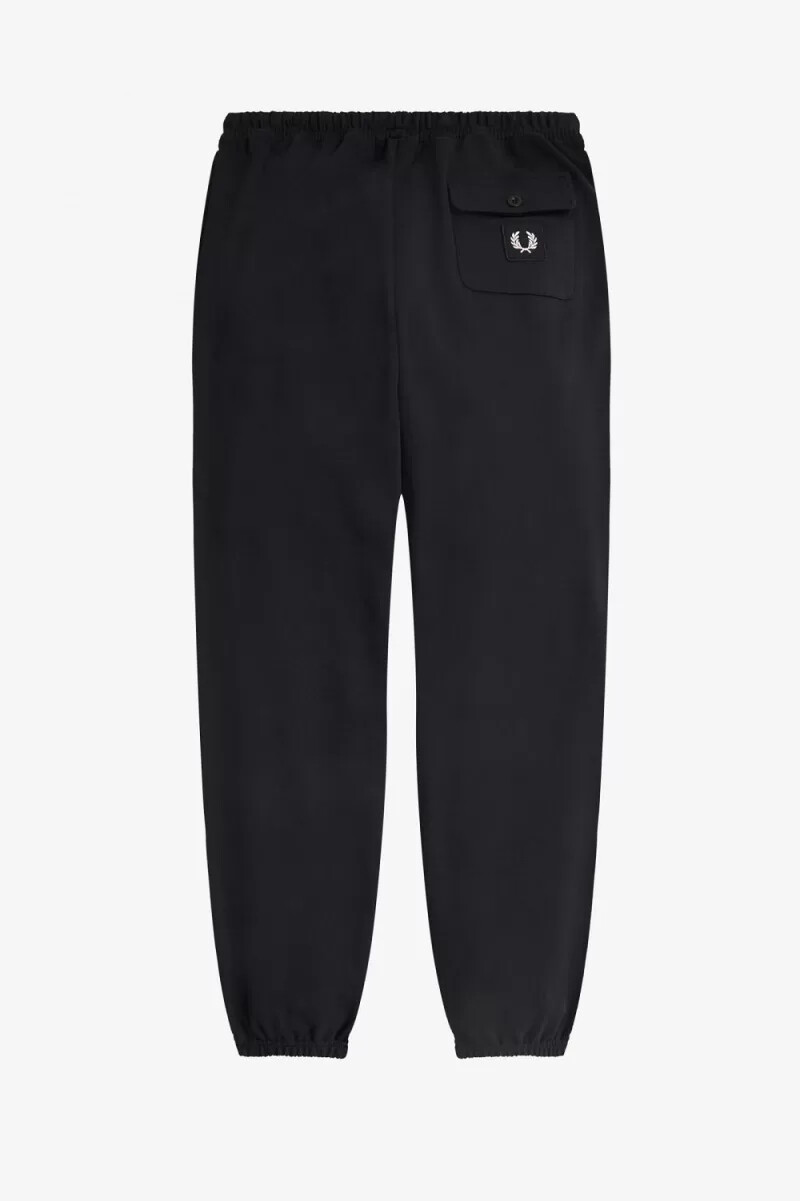 pantalones deportivos negros con detalle de insignia de fred perry para hombre
