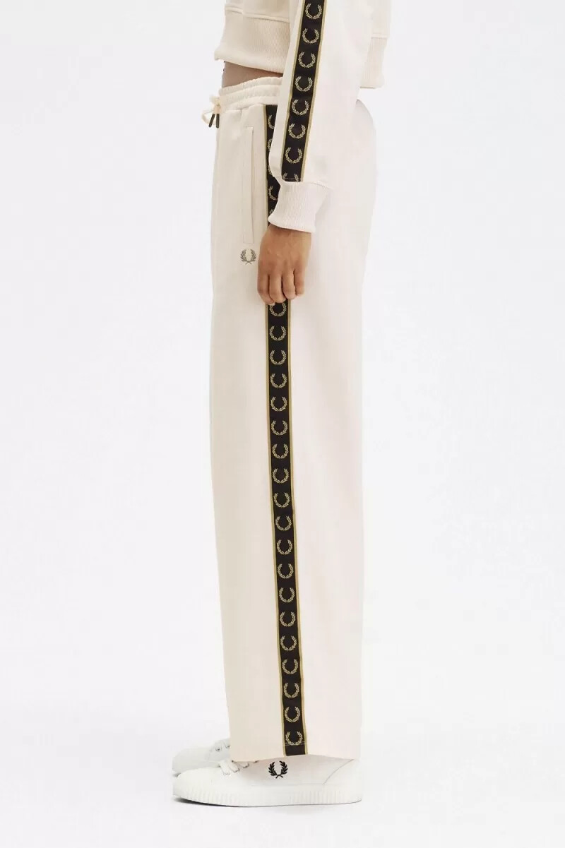 pantalones deportivos fred perry taped track para mujer silky peach